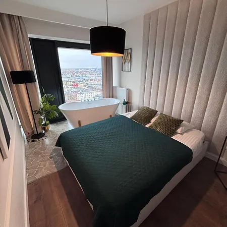 Sky Tower L 18 Pietro L Wanna Z Widokiem Na Катовіце